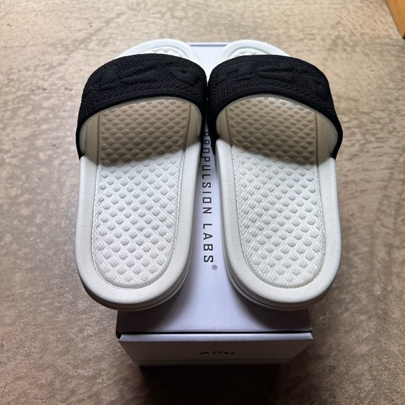 APL Big Logo TechLoom Slide - Picture 3 of 4